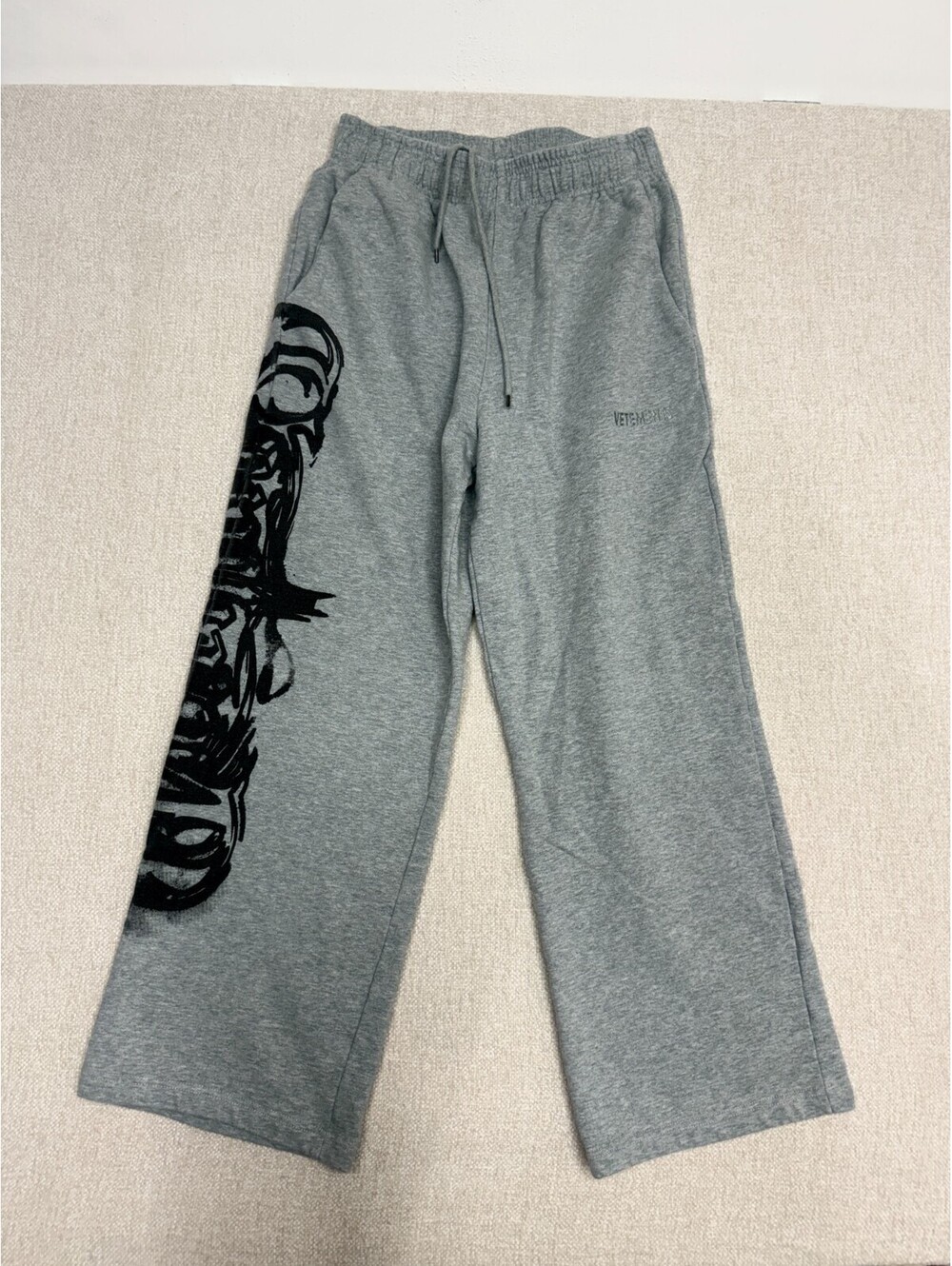 Vetements Mens Medium Grey Heather Gothic Logo Graphic Sweatpants